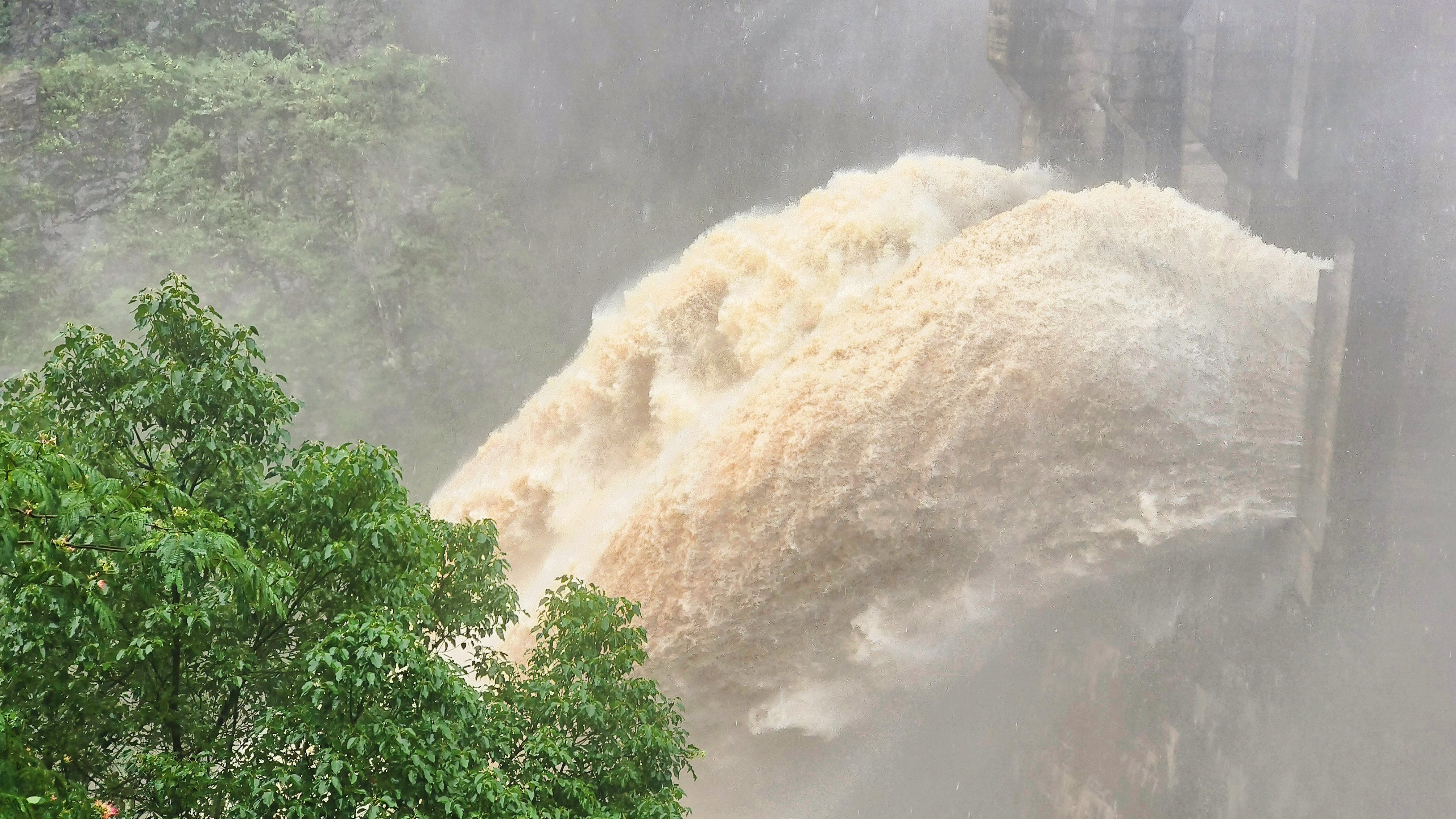 MILAN米兰体育·（中国）官方网站丨闻“汛”而动，筑牢防汛“安全墙”